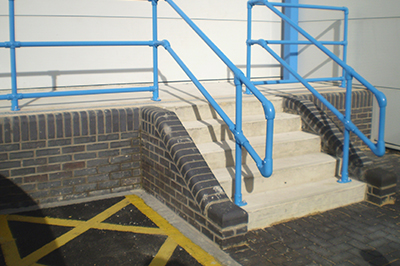 Visually contrasting handrails