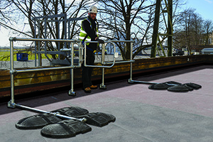 Work at height self closing gate